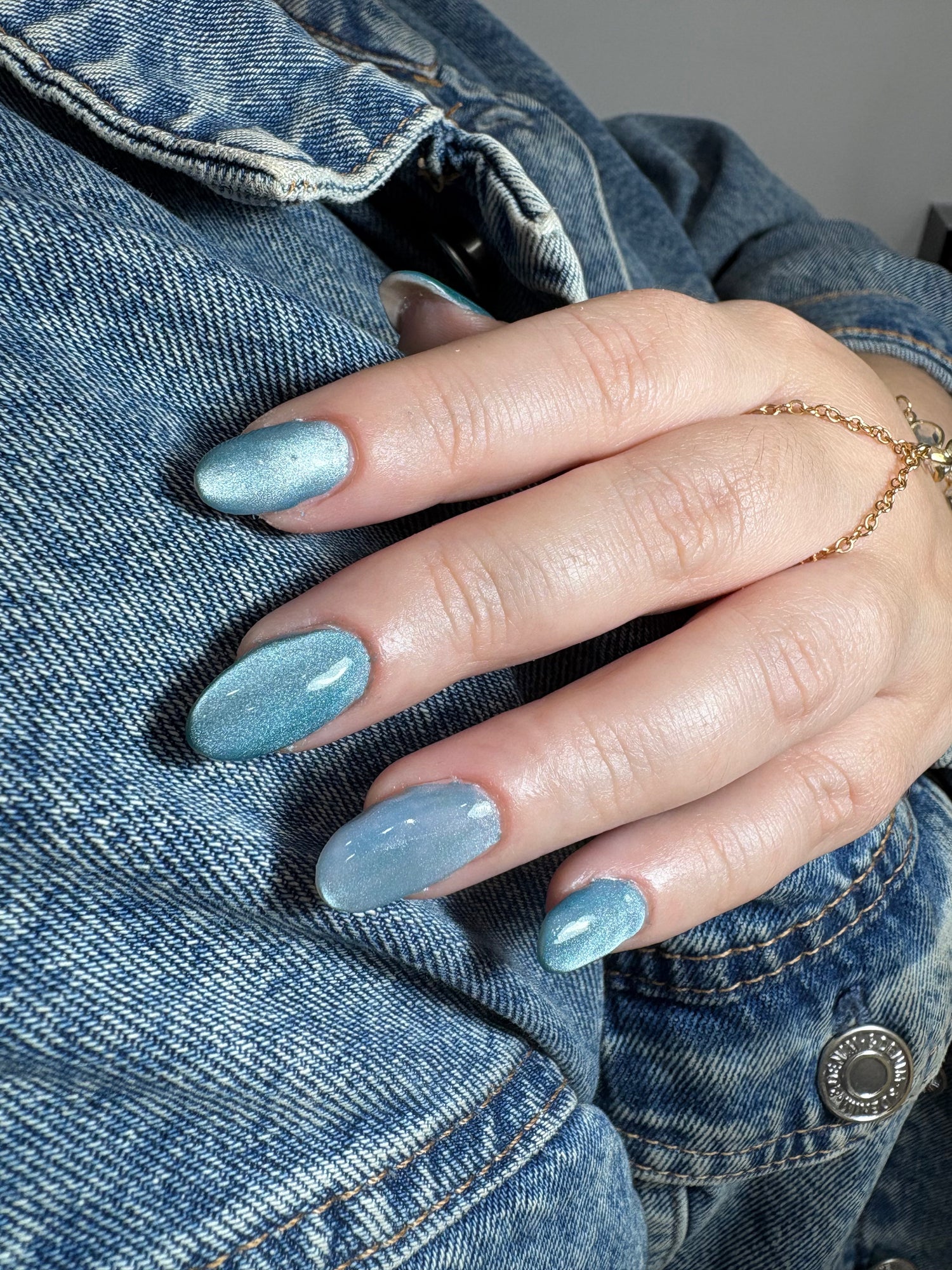 ¿Qué es la manicura ojo de gato o efecto terciopelo y por qué está de moda?